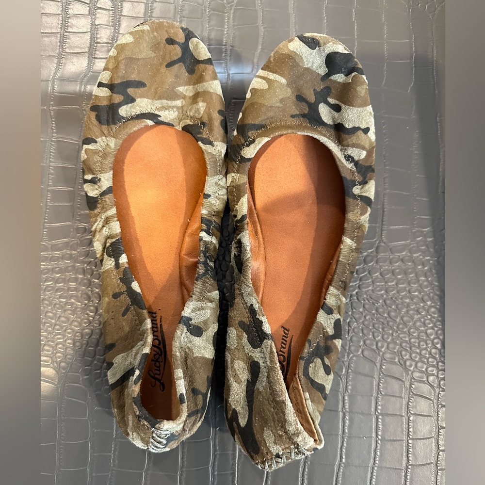 Lucky Brand cute camo flats size 8! Gently worn.